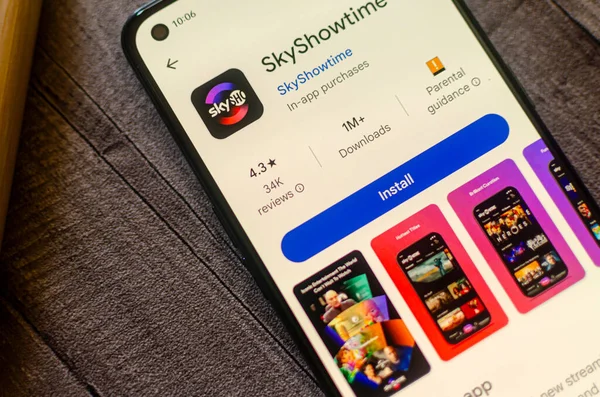 Madrid, İspanya. 09 17 2023: Skyshow uygulaması bir akıllı telefondan App Store 'da görüldü