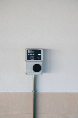 Elektrikli arabalar için benzin istasyonu. Otomobil park alanı İspanya 'da elektrikli araba şarj noktasında yeniden düzenlendi.