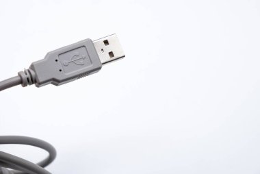 Kapat - beyaz arkaplanda usb olan kabloyu kapat