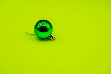 Yeşil arka planda küçük bir noel oyuncağı.