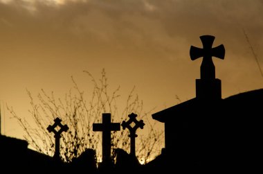 Mezarlıkta çapraz.