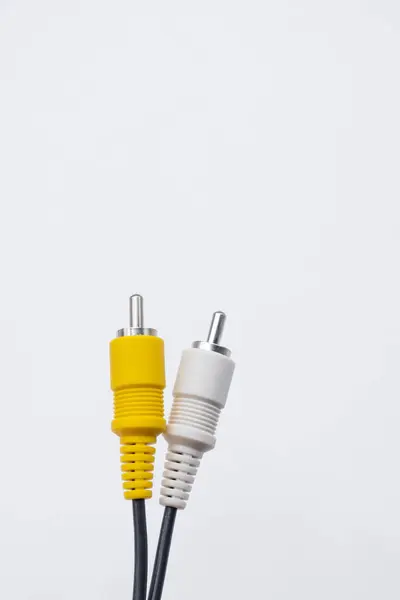 黄色和白色电缆 在白色背景上隔离的音频视频电缆Rca插孔 — 图库照片