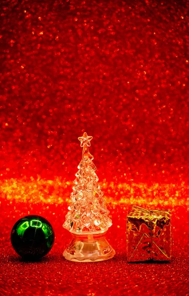 Рождественские Украшения Пластиковая Сосна Подарочный Набор Рождественский Бал Красном Фоне — стоковое фото