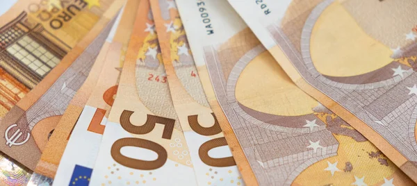 Varios billetes de 50 Euros. Economic crisis concept.Several 50 Euro bills. Economic crisis concept.