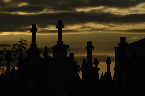 Cemitério Pôr Sol Com Nuvens Coloridas — Fotografia de Stock