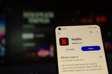 Vigo, İspanya. 09 22 2023: Netflix uygulama yükleyicili akıllı telefon
