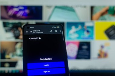 Madrid, İspanya 09: 26 2023: Chatgpt kayıt sitesi olan bir akıllı telefonun ekranı