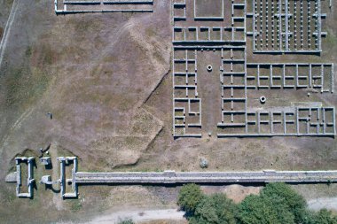 İspanya 'nın başkenti Galiçya' da Bande 'de bulunan Aquis Querquennis Roma kampına insansız hava aracı. Arkeolojik alan