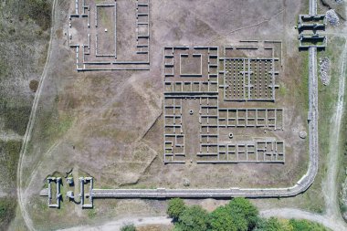 Aquis Querquennis Roma Kampının insansız hava aracı görüntüsü. Bande, Ourense. Galiçya. Arkeolojik alan
