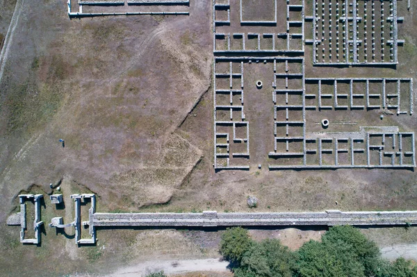 İspanya 'nın başkenti Galiçya' da Bande 'de bulunan Aquis Querquennis Roma kampına insansız hava aracı. Arkeolojik alan