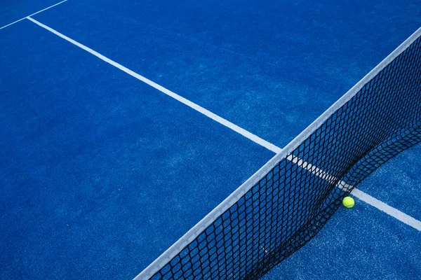 Mavi raket tenis kortunun ve topun yüksek görüntüsü. Raket sporları