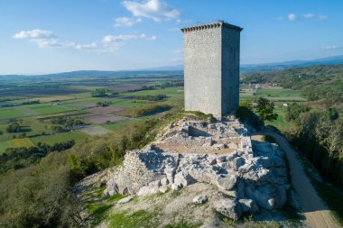 Xinzo de Limia 'daki Portela da Pena ortaçağ şatosunun havadan görünüşü. A Bölgesi, Limia, bizim bölgemiz. Galiçya, İspanya.