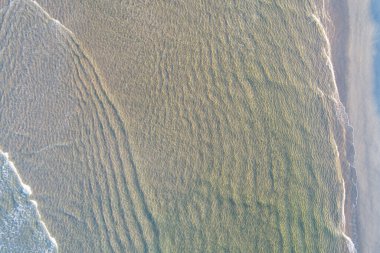 Kuzey Portekiz 'de güneş doğarken plajdaki suyun zenital hava aracı görüntüsü