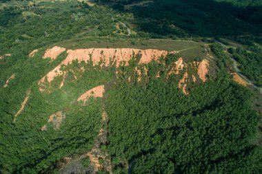 Viana do Bolo 'nun ortaçağ kasabasının havadan görünüşü. Ourense vilayeti. Galiçya, İspanya.