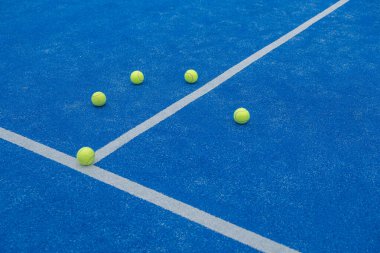 Seçici odaklanma, raket tenis kortunda beş top.