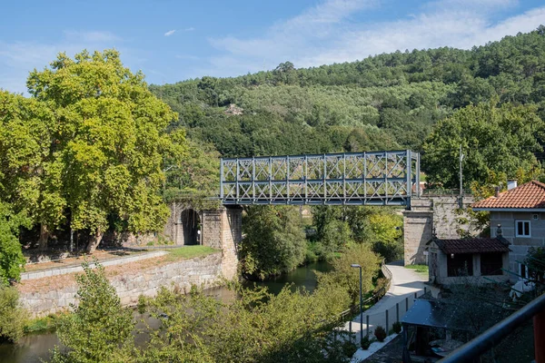 Ribadavia, Ourense 'deki antik demiryolu köprüsü. Galiçya, İspanya.