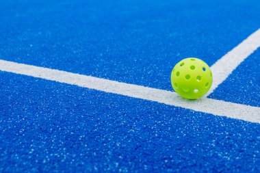 Sahada izole edilmiş yeşil bir picleball topu