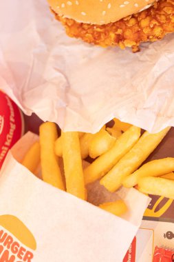 Ourense, İspanya 09: 30 2023: kızarmış tavuk burger ve patates kızartması, Burger King fast food zinciri.