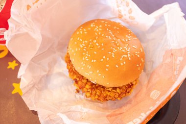 Ruhsat, İspanya 09: 30 2023: çıtır tavuk burgu, Burger King fast food zinciri