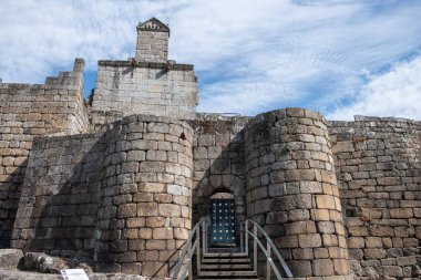 Ribadavia Şatosu 'nun duvar ve harabeleri. İspanya.