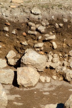 Arkeolojik bir kazıda arazinin stratigrafisi