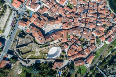 Ribadavia kasabasının insansız hava aracı ile hava görüntüsü. Saygılar, Galiçya. İspanya