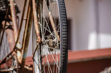 Eski ve paslı bir bisikletin tekerleğinin ayrıntıları