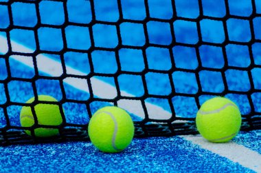 Kalenin yanında üç raket tenis topu, raket sporu.