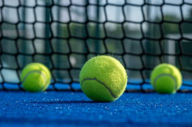 Raket tenis kortunda raket tenis topları.