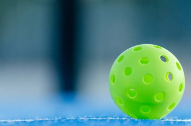 Seçici odak, mavi sahada izole edilmiş bir picleball