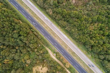 Galiçya, İspanya 'daki A-52 otoyolunun insansız hava aracı ile zenital hava görüntüsü.