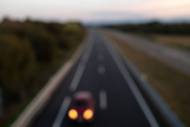 Gün batımında otoyolda trafiğin bulanıklaşması