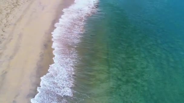 Vídeo Aéreo Com Drone Voando Sobre Uma Costa Praia Ondas — Vídeo de Stock