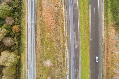 Galiçya 'daki A-52 otoyolunun insansız hava aracı ile zenital hava manzarası. İspanya.