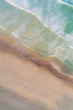 Portekiz 'deki bir plajın Zenithal insansız hava aracı görüntüsü