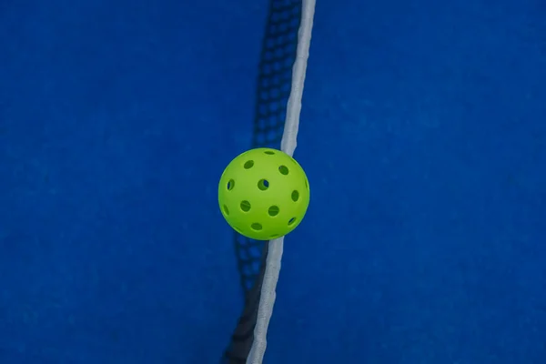 Pickleball sahasındaki topun zenital görüntüsü