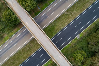 Kuzey İspanya 'da bir otoyol üst geçidinin insansız hava aracı görüntüsü