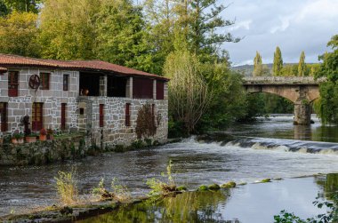 Allariz kasabasındaki Arnoia Nehri manzarası. Bizim hakkımız. Galiçya, İspanya