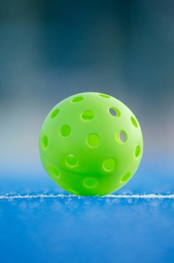 Pickleball 'un mavi sahasında yakın çekim.