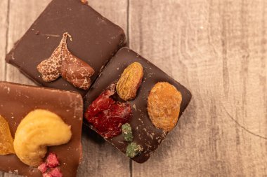 Çikolata, fındık ve şekerli meyveden yapılmış zanaatkar çikolataları.