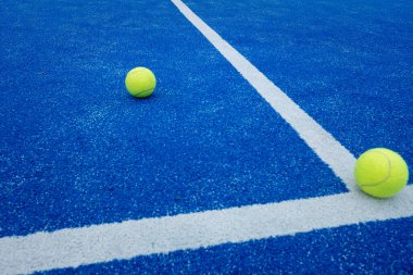 iki raket tenis topunun seçici odağı