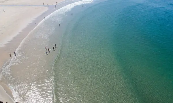 Drone Luchtzicht Een Strand Met Mensen Aan Kust — Stockfoto