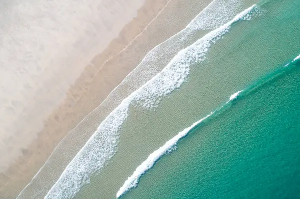 Zenithal Drone Aéreo Vista Costa Uma Praia Com Água Azul — Fotografia de Stock