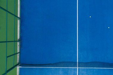 Mavi raket tenis kortunun insansız hava aracıyla üstten görüntüsü