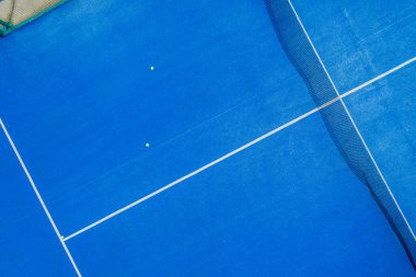 Mavi raket tenis kortunun insansız hava aracı ile gökyüzü görüntüsü