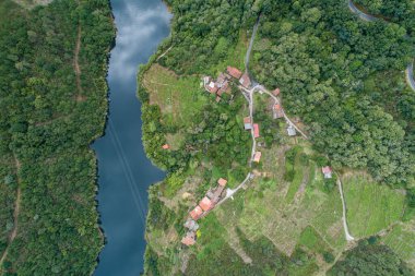 Sil Nehri Kanyonu 'nun insansız hava aracı ile zenital hava manzarası. Ribeira Sacra. İspanya