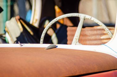 Eski bir arabanın direksiyonunun ayrıntıları atılacak.