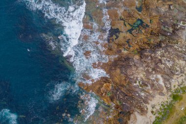 Kışın kayalık bir kıyı şeridinin insansız hava aracı görüntüsü