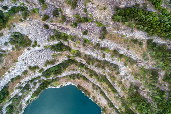 Terk edilmiş eski taş ocağının insansız hava aracı görüntüsü