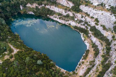 Terk edilmiş eski taş ocağının insansız hava görüntüsü